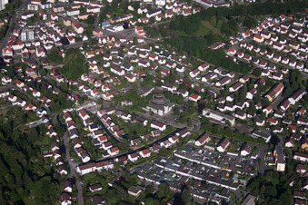 Vue des rues et des maisons dans les quartiers résidentiels à Biberach an der Riß dans le département Bade-Wurtemberg, Allemagne depuis l'avion