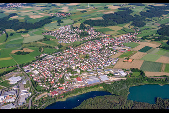 Vue aérienne de Vue sur la ville au lac naturel Ummendorfer Ried à Ummendorf dans le département Bade-Wurtemberg, Allemagne