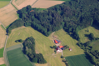 Vue aérienne de Prairies fauchées à le quartier Winkel in Ummendorf dans le département Bade-Wurtemberg, Allemagne