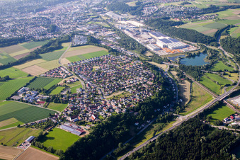 Vue aérienne de Sites de l'usine Liebherr-Werk Biberach GmbH à le quartier Rißegg in Biberach an der Riß dans le département Bade-Wurtemberg, Allemagne