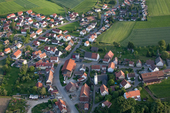 Vue aérienne de Saint Nicolas à le quartier Reute in Mittelbiberach dans le département Bade-Wurtemberg, Allemagne