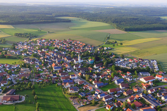 Vue aérienne de Saint Rémi à le quartier Stafflangen in Biberach an der Riß dans le département Bade-Wurtemberg, Allemagne