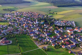Vue aérienne de Vue du village depuis le sud à le quartier Stafflangen in Biberach an der Riß dans le département Bade-Wurtemberg, Allemagne