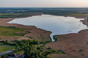 Vue aérienne de Federsee avec ses maisons sur pilotis à Bad Buchau dans le département Bade-Wurtemberg, Allemagne