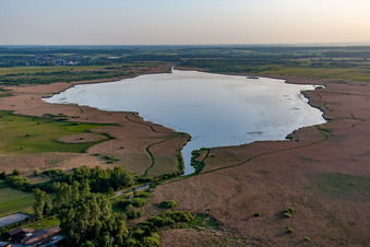 Vue aérienne de Federsee avec ses maisons sur pilotis à Bad Buchau dans le département Bade-Wurtemberg, Allemagne