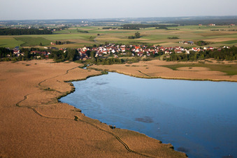 Vue aérienne de Village derrière le Federsee avec des maisons sur pilotis à Tiefenbach dans le département Bade-Wurtemberg, Allemagne