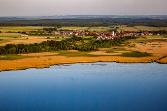 Vue aérienne de Village derrière le Federsee avec des maisons sur pilotis à Oggelshausen dans le département Bade-Wurtemberg, Allemagne