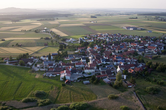 Vue aérienne de Vue des rues et des maisons dans les quartiers résidentiels à Alleshausen dans le département Bade-Wurtemberg, Allemagne