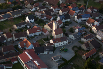 Vue aérienne de Vue des rues et des maisons dans les quartiers résidentiels à Alleshausen dans le département Bade-Wurtemberg, Allemagne