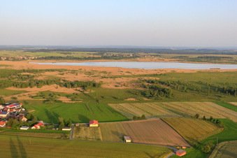 Vue aérienne de Lac Federsee à le quartier Brackenhofen in Alleshausen dans le département Bade-Wurtemberg, Allemagne