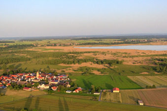 Vue aérienne de Vue du village de Federsee à Alleshausen dans le département Bade-Wurtemberg, Allemagne
