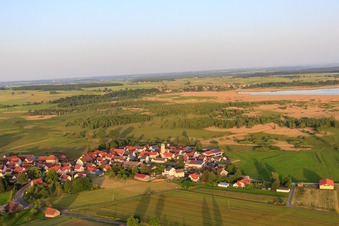 Vue aérienne de Vue du village de Federsee à Alleshausen dans le département Bade-Wurtemberg, Allemagne