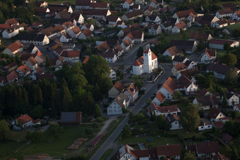 Vue aérienne de Bâtiment d'église dans le quartier de Kappel à Betzenweiler dans le département Bade-Wurtemberg, Allemagne