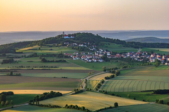 Vue aérienne de Village sur les pentes du Bussen, la montagne sacrée de Souabe et lieu de pèlerinage à le quartier Offingen in Uttenweiler dans le département Bade-Wurtemberg, Allemagne