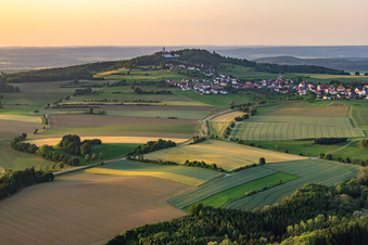 Vue aérienne de Village sur les pentes du Bussen, la montagne sacrée de Souabe et lieu de pèlerinage à le quartier Offingen in Uttenweiler dans le département Bade-Wurtemberg, Allemagne