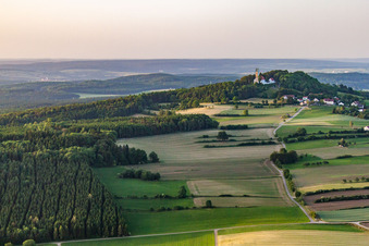 Vue aérienne de Le Bussen - montagne sacrée de Haute-Souabe à le quartier Offingen in Uttenweiler dans le département Bade-Wurtemberg, Allemagne