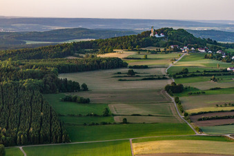 Vue aérienne de Le Bussen - montagne sacrée de Haute-Souabe à le quartier Offingen in Uttenweiler dans le département Bade-Wurtemberg, Allemagne