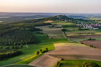 Photographie aérienne de Le Bussen - montagne sacrée de Haute-Souabe à le quartier Offingen in Uttenweiler dans le département Bade-Wurtemberg, Allemagne