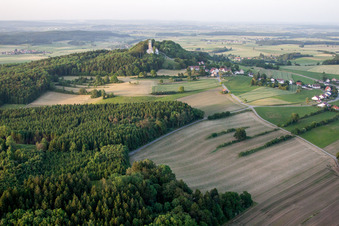 Photographie aérienne de Sommet de Bussen avec église de pèlerinage à le quartier Offingen in Uttenweiler dans le département Bade-Wurtemberg, Allemagne