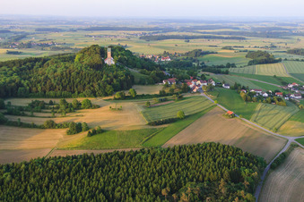 Vue aérienne de Bussen, la plus haute montagne de Souabe et lieu de pèlerinage à le quartier Offingen in Uttenweiler dans le département Bade-Wurtemberg, Allemagne