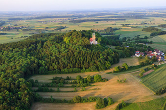Vue aérienne de Saint Jean-Baptiste sur le Bussen à le quartier Offingen in Uttenweiler dans le département Bade-Wurtemberg, Allemagne