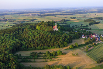 Vue aérienne de Saint Jean-Baptiste sur le Bussen à le quartier Offingen in Uttenweiler dans le département Bade-Wurtemberg, Allemagne