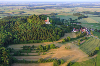 Photographie aérienne de Saint Jean-Baptiste sur le Bussen à le quartier Offingen in Uttenweiler dans le département Bade-Wurtemberg, Allemagne
