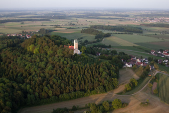 Vue aérienne de Saint-Jean-Baptiste - Bussenkirche à le quartier Offingen in Uttenweiler dans le département Bade-Wurtemberg, Allemagne