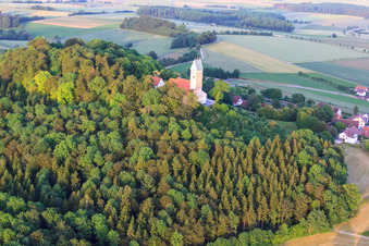 Vue oblique de Saint Jean-Baptiste sur le Bussen à le quartier Offingen in Uttenweiler dans le département Bade-Wurtemberg, Allemagne