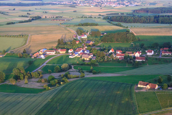 Vue aérienne de Village au pied du Bussen, la montagne sacrée de Souabe et lieu de pèlerinage à le quartier Aderzhofen in Uttenweiler dans le département Bade-Wurtemberg, Allemagne