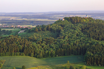 Vue aérienne de Saint-Jean-Baptiste et ruines du château sur le Bussen à le quartier Offingen in Uttenweiler dans le département Bade-Wurtemberg, Allemagne