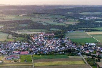 Vue aérienne de Vue des rues et des maisons dans les quartiers résidentiels à Obermarchtal dans le département Bade-Wurtemberg, Allemagne