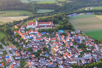 Vue aérienne de Ancienne abbaye impériale Obermarchtal avec l'école Franz von Sales - Lycée supérieur à Obermarchtal dans le département Bade-Wurtemberg, Allemagne