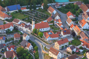 Vue aérienne de St. Urbain et Jardin d'enfants au Cimetière à Obermarchtal dans le département Bade-Wurtemberg, Allemagne