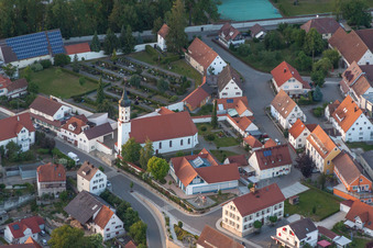Vue aérienne de Bâtiment d'église au centre du village à Obermarchtal dans le département Bade-Wurtemberg, Allemagne