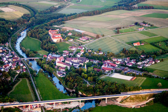 Vue aérienne de Complexe de bâtiments du monastère Untermarchtal sur le Danube à Untermarchtal dans le département Bade-Wurtemberg, Allemagne