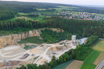 Vue aérienne de SWK Gravel Works Kirchen à la Pierre Jaune 2 à le quartier Kirchen in Ehingen dans le département Bade-Wurtemberg, Allemagne