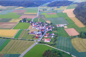 Vue aérienne de Vue du village depuis le sud-ouest à le quartier Schlechtenfeld in Ehingen dans le département Bade-Wurtemberg, Allemagne