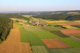 Vue aérienne de Vue du village depuis le nord-est à le quartier Schlechtenfeld in Ehingen dans le département Bade-Wurtemberg, Allemagne