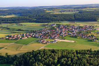 Vue aérienne de Vue du village sur l'Alb depuis le sud-est à le quartier Dächingen in Ehingen dans le département Bade-Wurtemberg, Allemagne