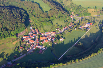 Vue aérienne de Vue du village sur l'Alb depuis l'est sur la Große Lauter à le quartier Wasserstetten in Gomadingen dans le département Bade-Wurtemberg, Allemagne