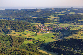 Vue aérienne de Vue du village sur l'Alb depuis le sud-est à Gomadingen dans le département Bade-Wurtemberg, Allemagne