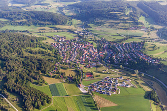 Vue aérienne de Champs agricoles et terres agricoles à Gomadingen dans le département Bade-Wurtemberg, Allemagne