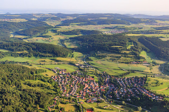 Vue aérienne de Vue du village sur l'Alb depuis le sud-est à Gomadingen dans le département Bade-Wurtemberg, Allemagne