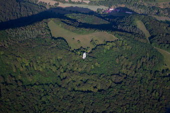 Photographie aérienne de Structure de la tour d'observation Schönbergturm dans la forêt à Pfullingen dans le département Bade-Wurtemberg, Allemagne