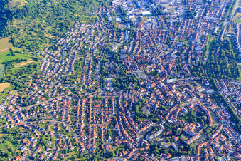 Vue aérienne de Vue de la ville depuis le centre-ville à Pfullingen dans le département Bade-Wurtemberg, Allemagne