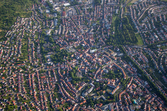 Vue aérienne de Vue de la ville depuis le centre-ville à Pfullingen dans le département Bade-Wurtemberg, Allemagne