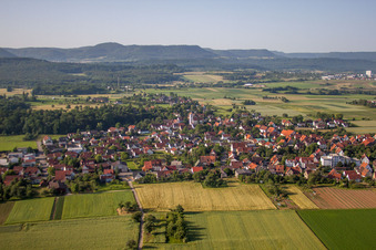 Vue aérienne de Vue sur le village à le quartier Mähringen in Kusterdingen dans le département Bade-Wurtemberg, Allemagne
