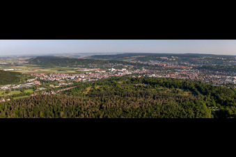 Vue aérienne de Vue panoramique en perspective des rues et des maisons des quartiers résidentiels à Tübingen dans le département Bade-Wurtemberg, Allemagne
