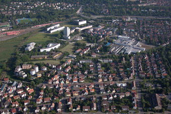 Vue aérienne de Vue des rues et des maisons dans les quartiers résidentiels à le quartier Derendingen in Tübingen dans le département Bade-Wurtemberg, Allemagne